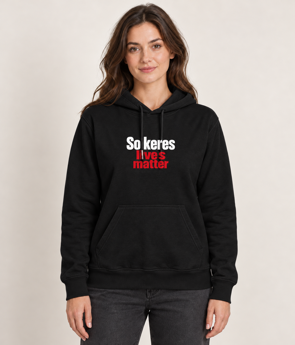 Hanoracul negru So keres lives matter, purtat de un model